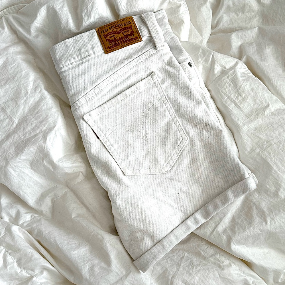 ˚₊· ͟͟͞͞➳❥ White Levi’s Jean Shorts (30)